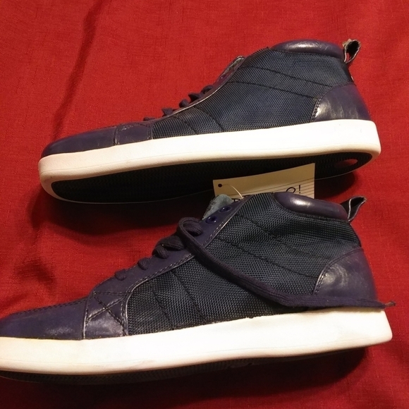 Athletic_Shoes
